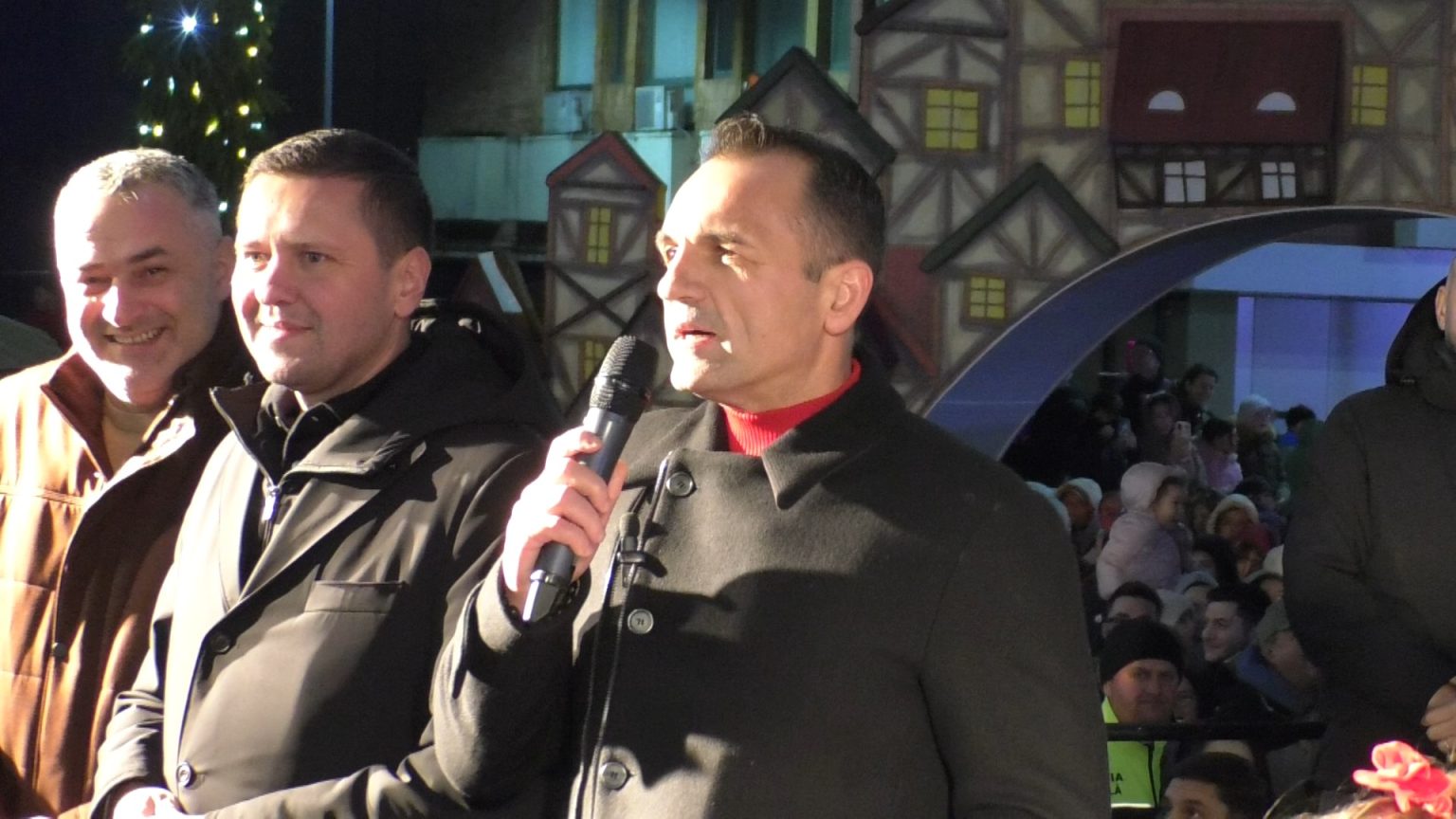  Magie de iarnă la Târgoviște: Luminile de Crăciun au fost aprinse într-un spectacol de poveste în Piața Tricolorului. VIDEO