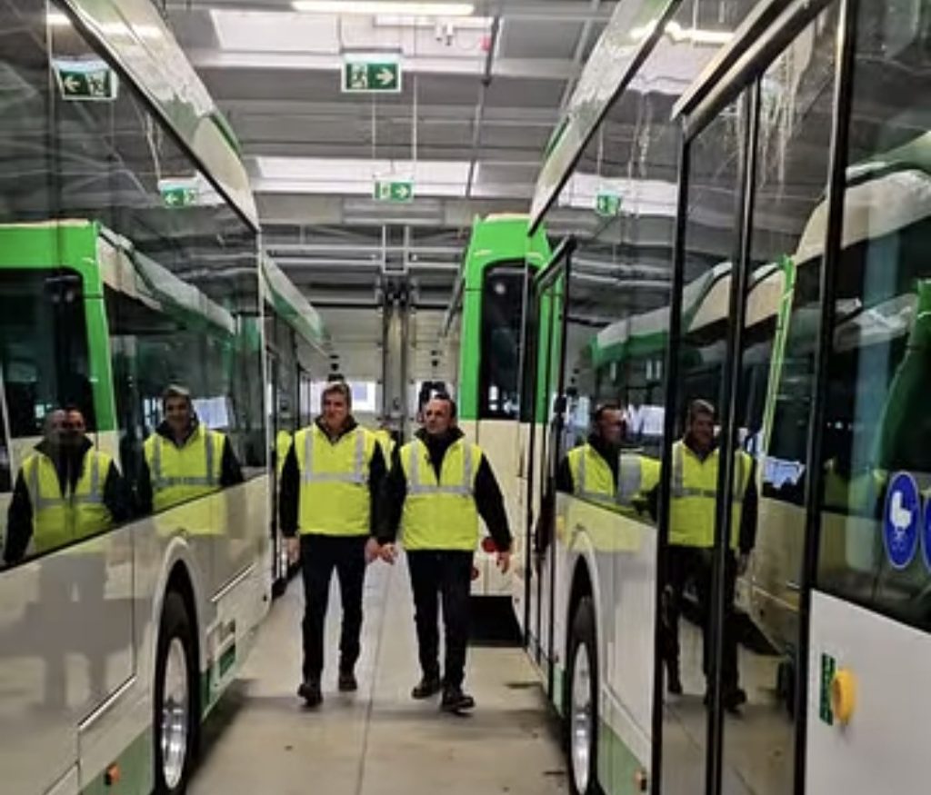 Târgoviște intră în epoca „electrică”: 19 autobuze noi livrate și montajul de stații de încărcare a început Târgoviște intră în epoca „electrică”: 19 autobuze noi livrate și montajul de stații de încărcare a început