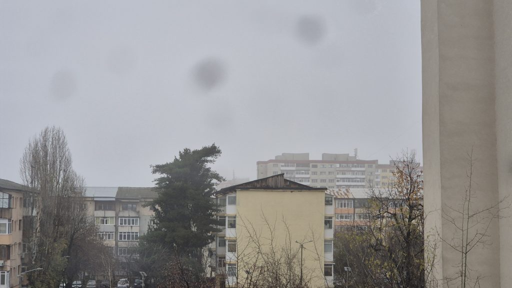 Vreme mohorâtă de 1 Decembrie: Burniță, ceață densă și frig 