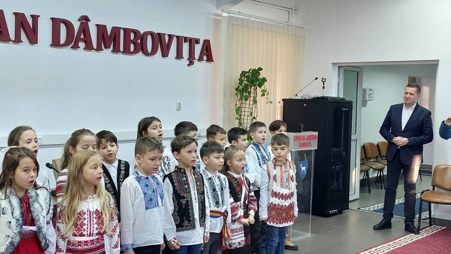 „Alaiul Colindelor” la CJ Dâmbovița: Copiii au adus magia sărbătorilor de iarnă „Alaiul Colindelor” la CJ Dâmbovița: Copiii au adus magia sărbătorilor de iarnă
