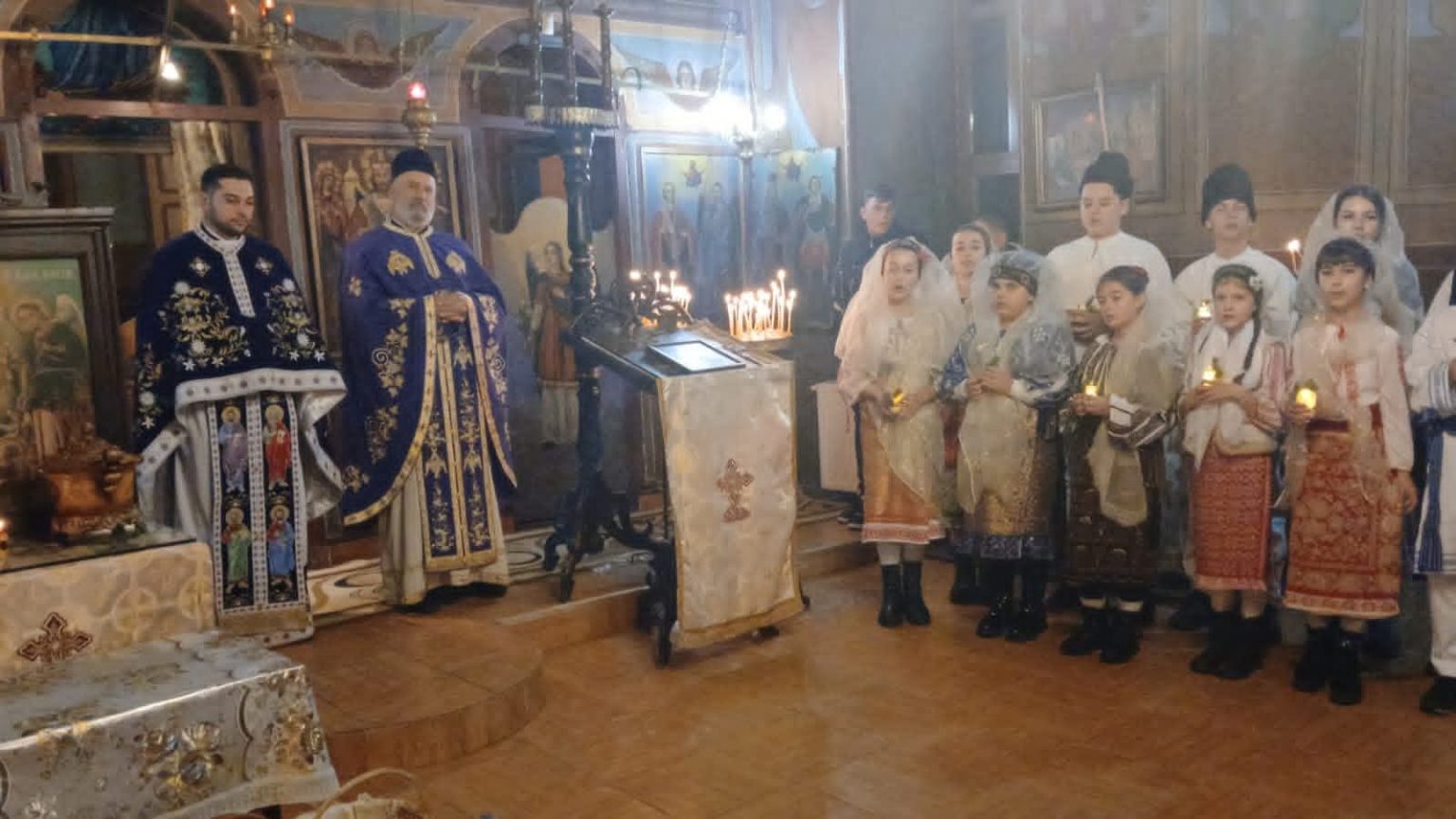 „Florile Malului” au adus magia Crăciunului în comunitate