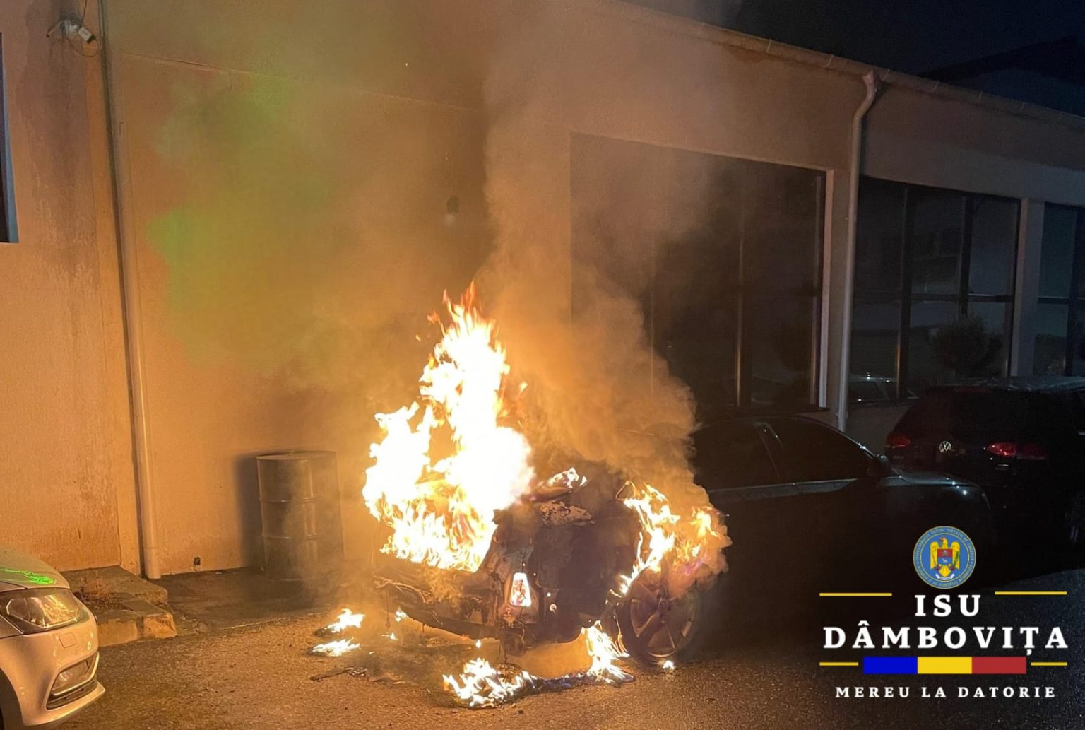 Pompierii au fost solicitați să intervină pentru stingerea unui incendiu izbucnit la un autoturism, în municipiul Târgoviște Pompierii au fost solicitați să intervină pentru stingerea unui incendiu izbucnit la un autoturism, în municipiul Târgoviște