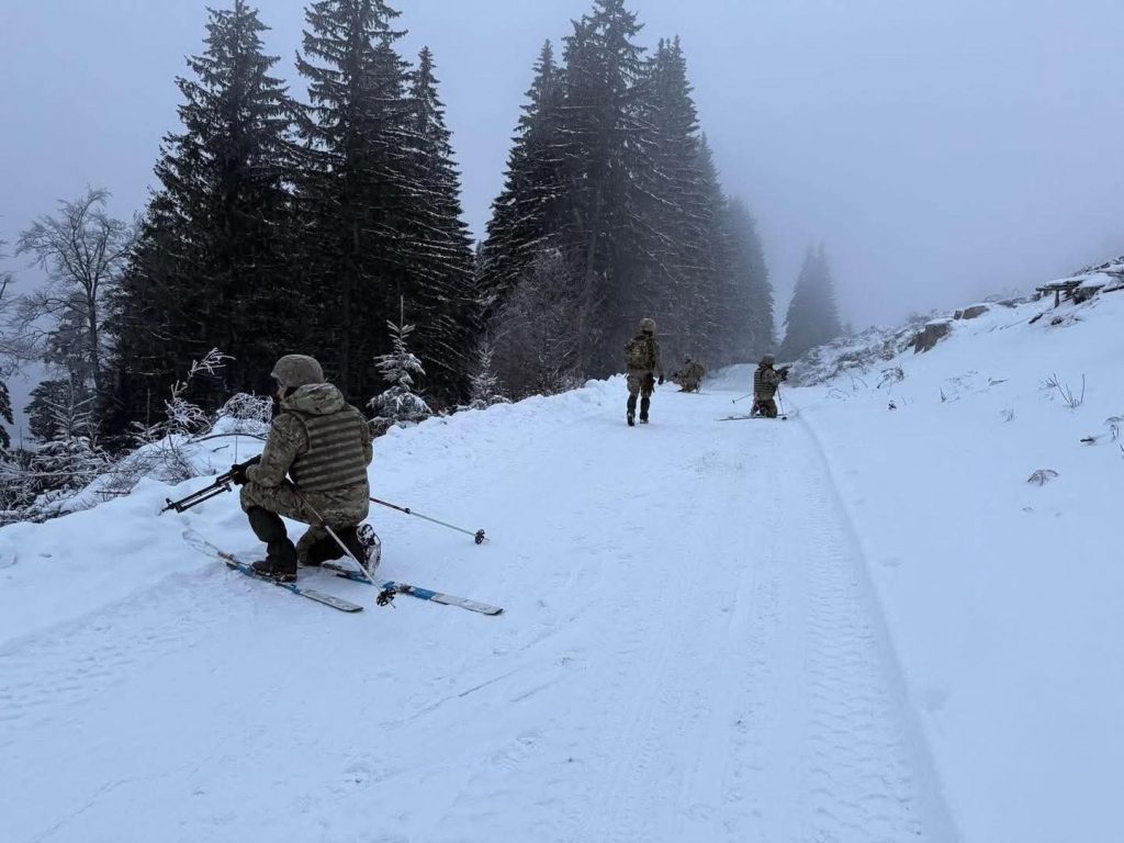 Cercetașii Brigăzii 2 Vânători de Munte „Sarmizegetusa” se antrenează în condiții extreme în zona montană a județului Dâmbovița 