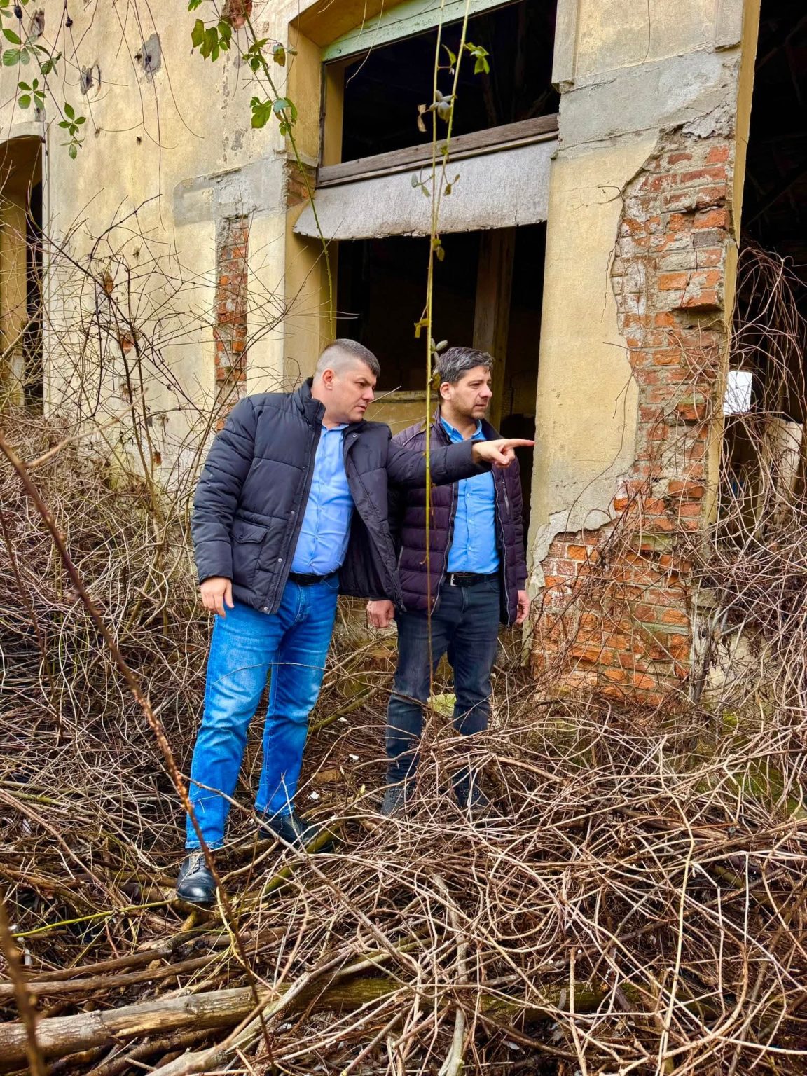 Lucrări de ecologizare pe terenul fostei remize CFR din Titu, zonă abandonată, transformată în proiect pentru comunitate