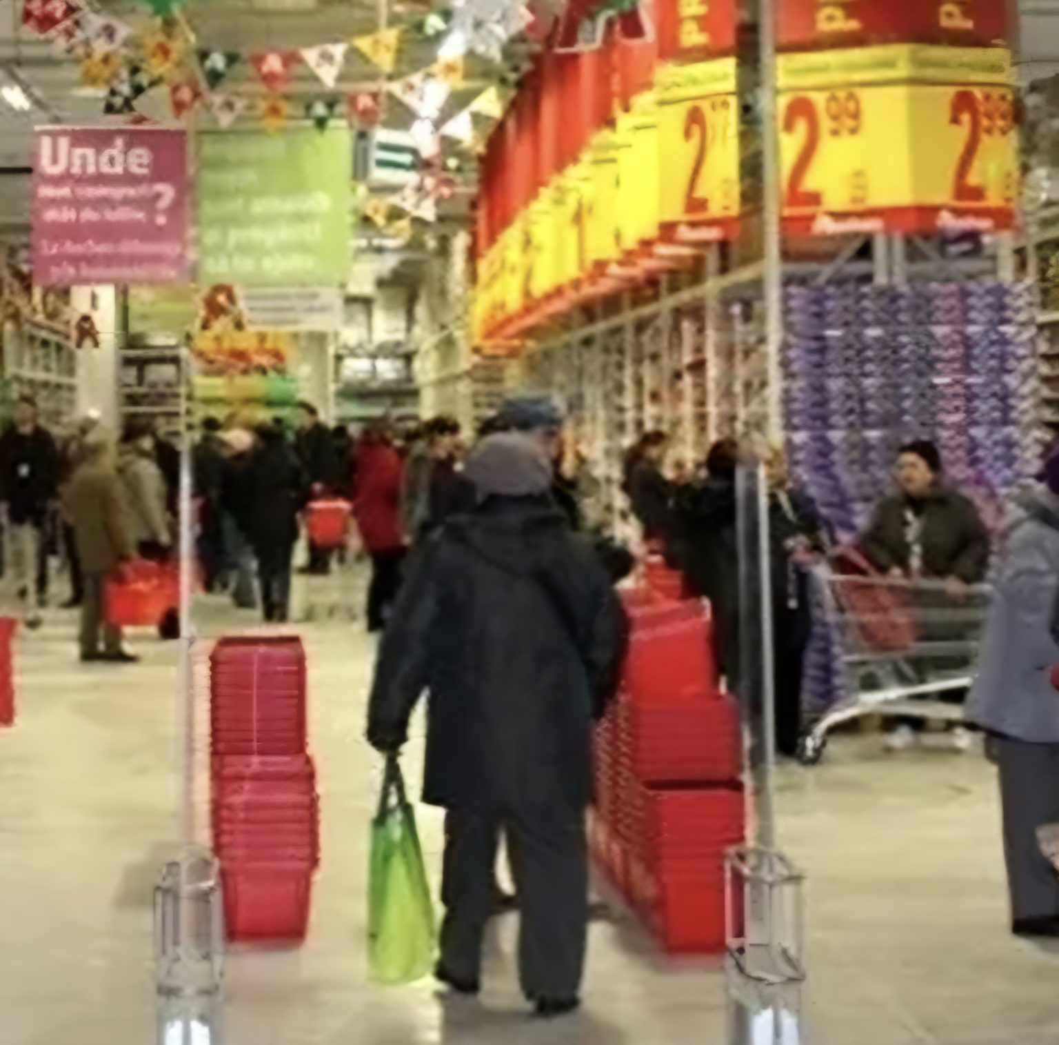 Magazinele de cartie și restaurantele se redeschid astăzi după ora 13:00, activitate normală din 2 ianuarie Magazinele de cartie și restaurantele se redeschid astăzi după ora 13:00, activitate normală din 2 ianuarie