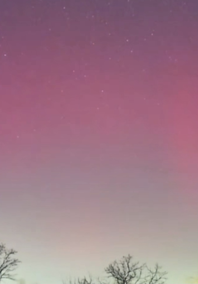 Noaptea trecută, spectacol rar pe cerul Târgoviștei: Aurora Boreală vizibilă și la periferie