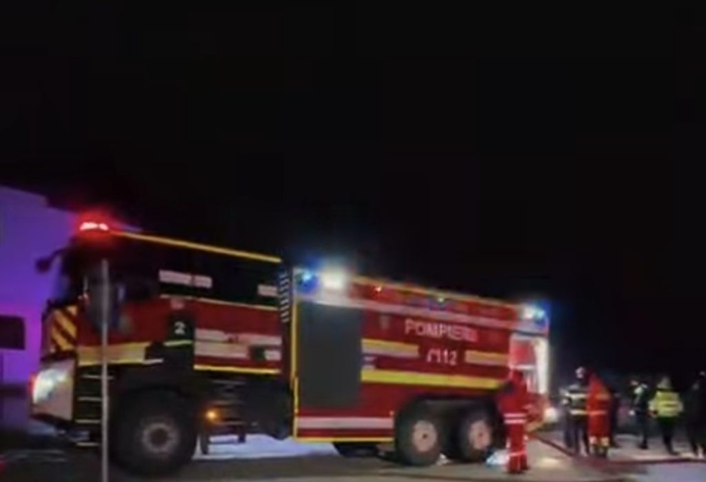 Pompierii din Dâmbovița au intervenit noaptea trecută la două incendii la locuințe