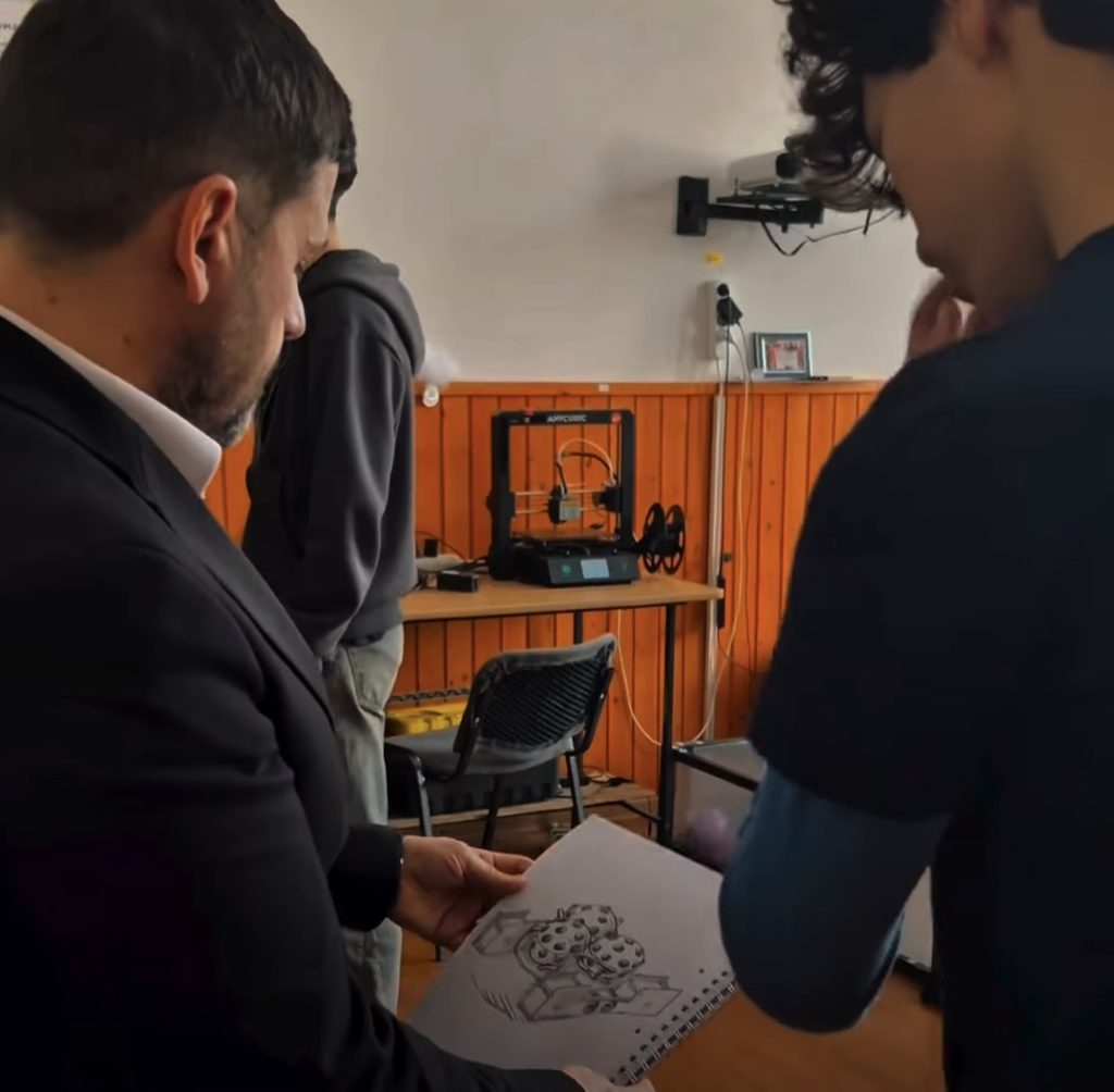 Prefectul județului Dâmbovița, alături de tinerii talentați  de robotică