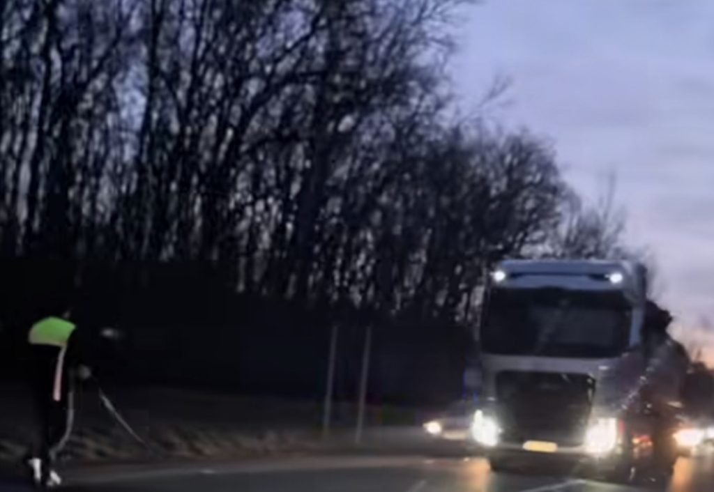 Accident rutier la Târgoviște: o femeie transportată la spital