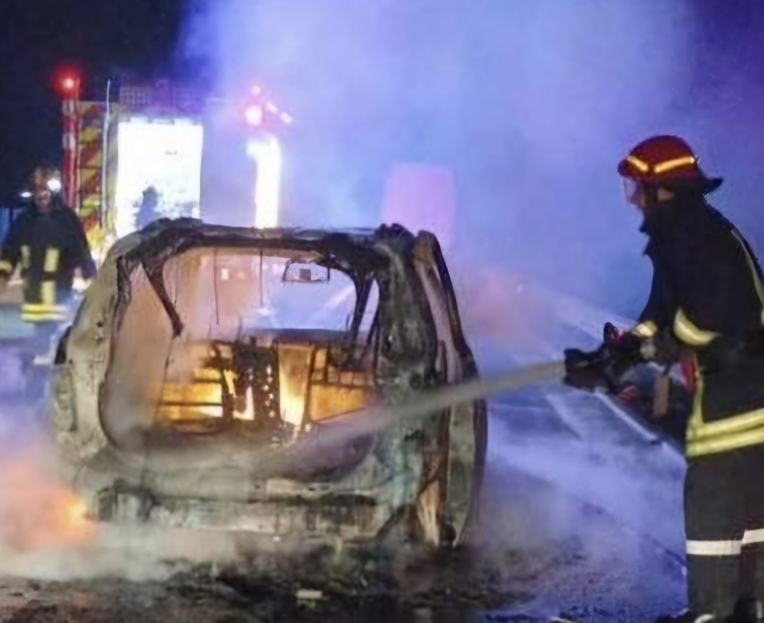 Alertă la Nucet: Incendiu generalizat la un autoturism