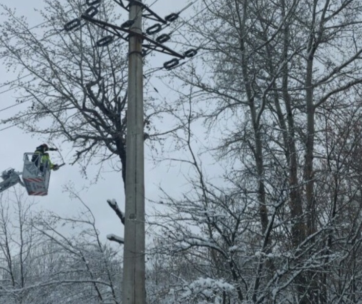 Haos energetic în Dâmbovița: Sute de abonați încă fără curent după codul portocaliu si de la noapte vine iar iarna