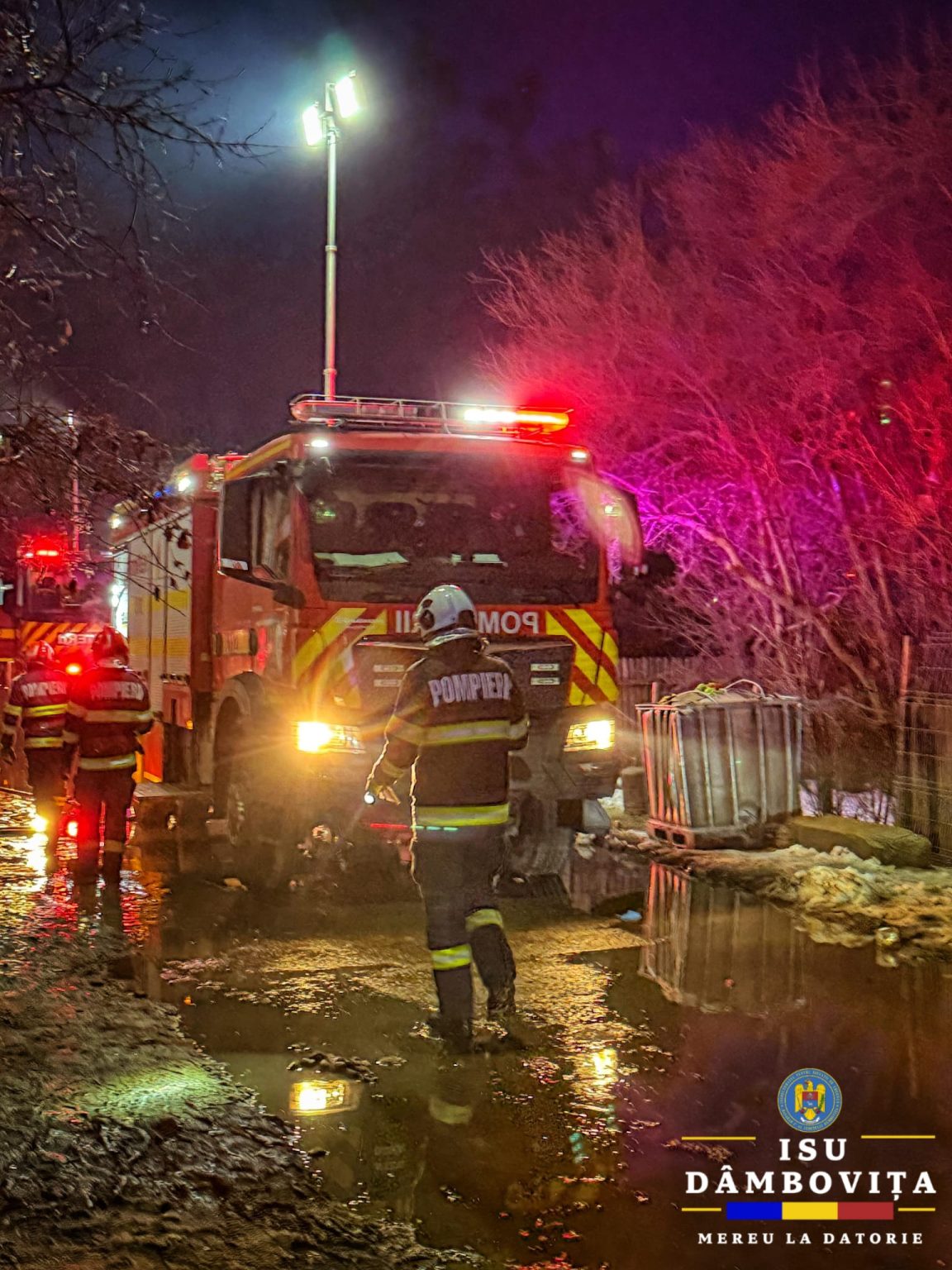 Incendiu în localitatea Nucet, satul Cazaci: Trei locuințe și o anexă afectate