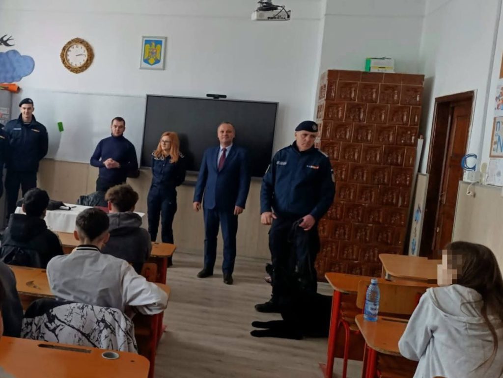 Jandarmii și polițiștii, acțiuni de prevenție în școlile din Dâmbovița Jandarmii și polițiștii, acțiuni de prevenție în școlile din Dâmbovița
