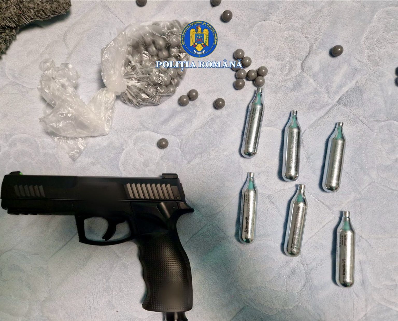 Pistoale și muniție ridicate în urma perchezițiilor, trei tineri, în arest preventiv Pistoale și muniție ridicate în urma perchezițiilor, trei tineri, în arest preventiv