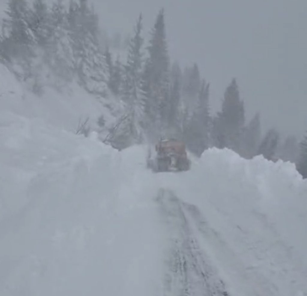 Se ia în calcul ÎNCHIDEREA DJ 713 TransBucegi , începând cu ora 17:00 : COD GALBEN de viscol și ninsori în zona montană dâmbovițeană Se ia în calcul ÎNCHIDEREA DJ 713 TransBucegi , începând cu ora 17:00 : COD GALBEN de viscol și ninsori în zona montană dâmbovițeană