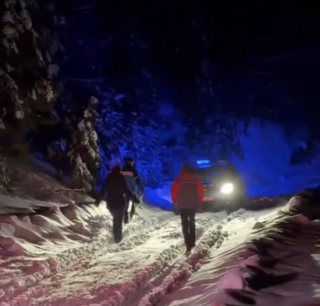 Turiști bucureșteni, sprijiniți de jandarmii montani dâmbovițeni 