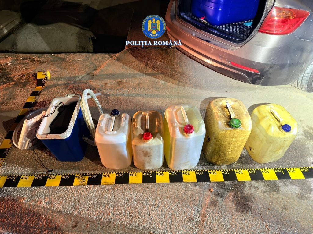 Doi tineri prinși furând motorină din utilaje cu un BMW  cu numere false 