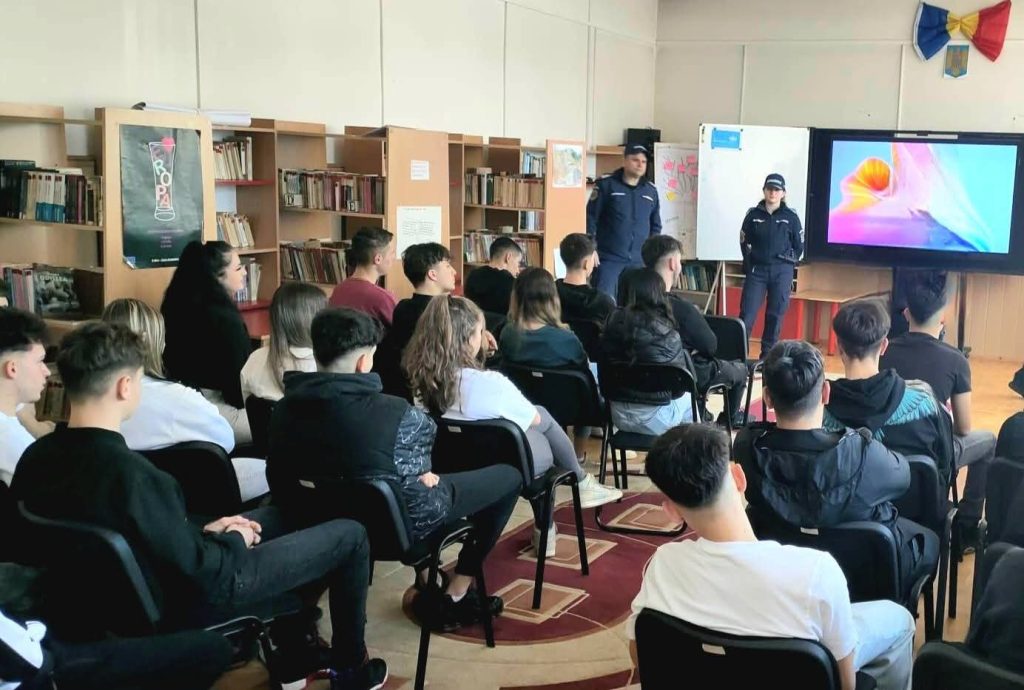 Educație pentru siguranță: Jandarmii dâmbovițeni interacționează cu liceenii 