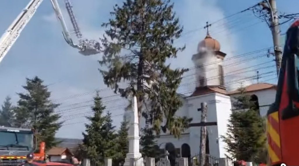 Incendiu la o biserică monument istoric din Prahova. Peste 100 de persoane s-au autoevacuat