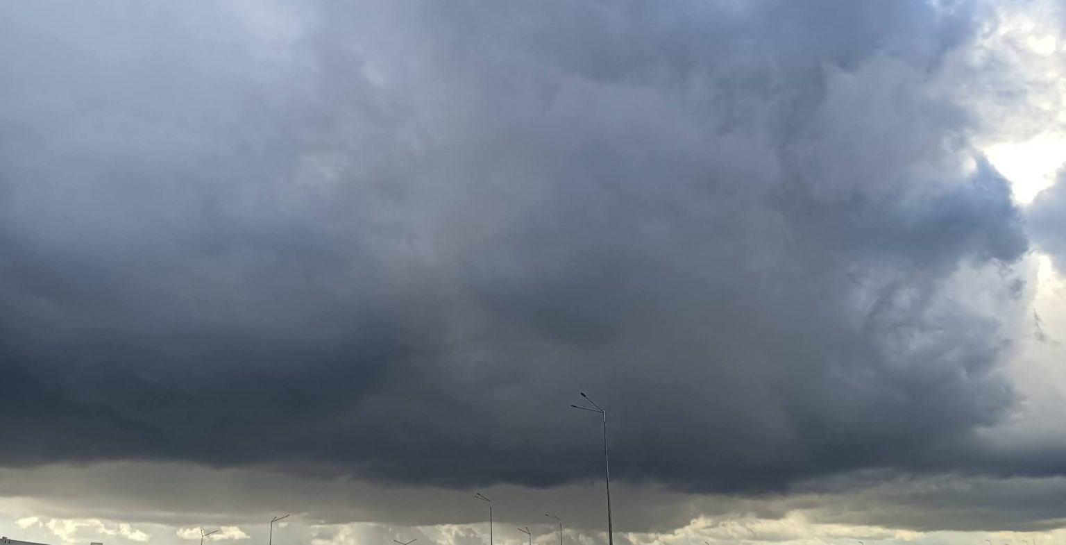 Schimbare bruscă de vreme: ploi, frig și ninsori la munte în săptămâna 23–29 martie 2026