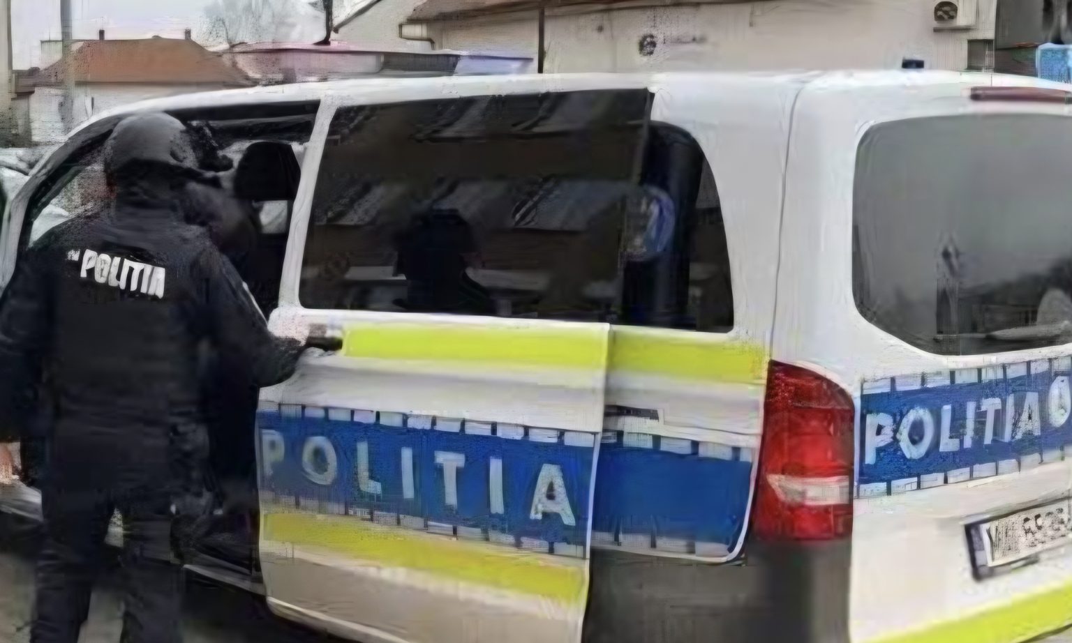 Bărbat reținut după ce a vandalizat o mașină și a provocat scandal în Dragomirești