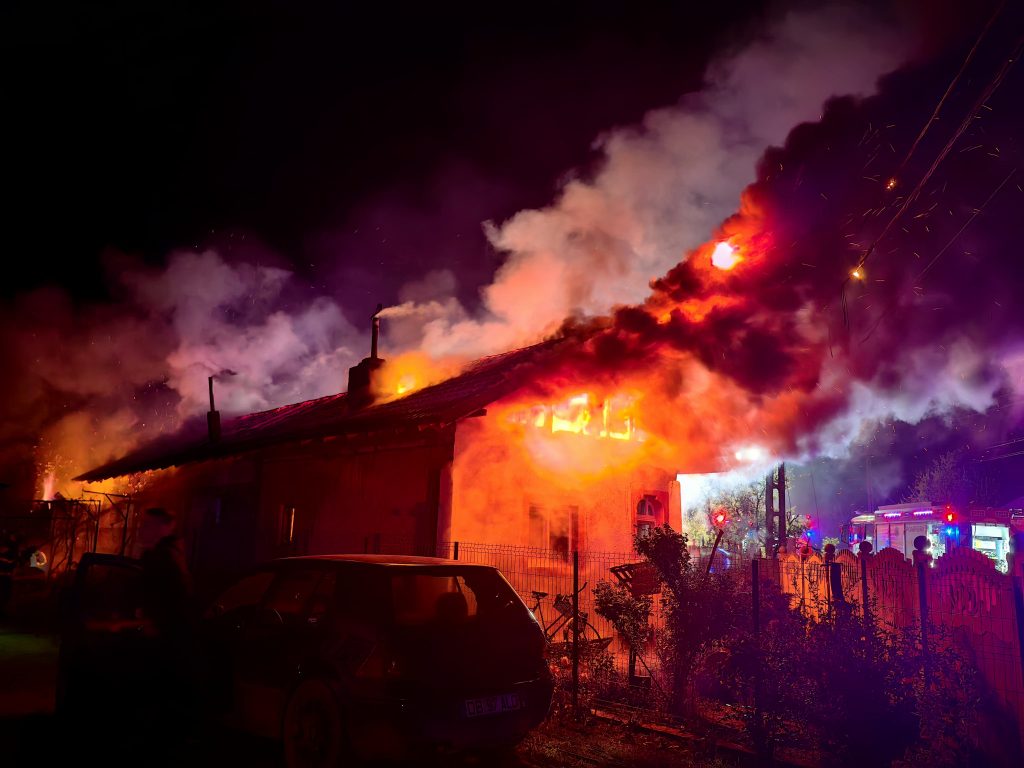 Casă mistuită de flăcări la Morteni 