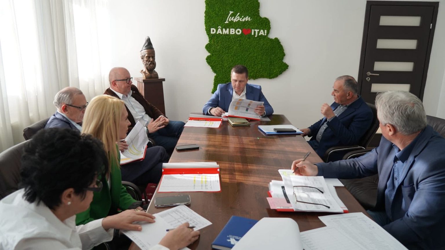 CJ Dâmbovița: Consultări pentru buget, investițiile în infrastructură, sănătate și educație rămân prioritare în Dâmbovița