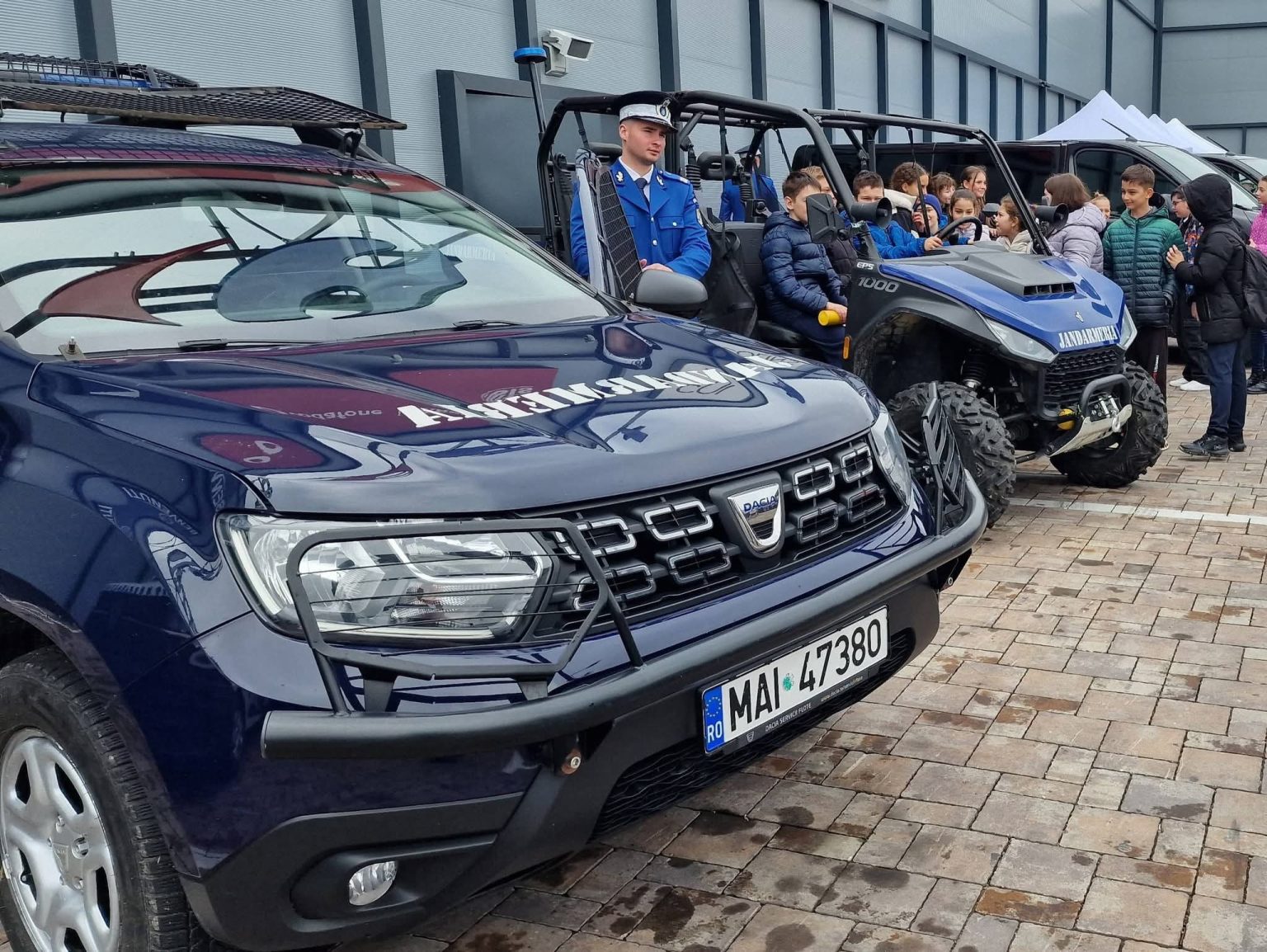 De Ziua Armei, jandarmii dâmbovițeni au fost în mijlocul comunității, la Dâmbovița Mall 