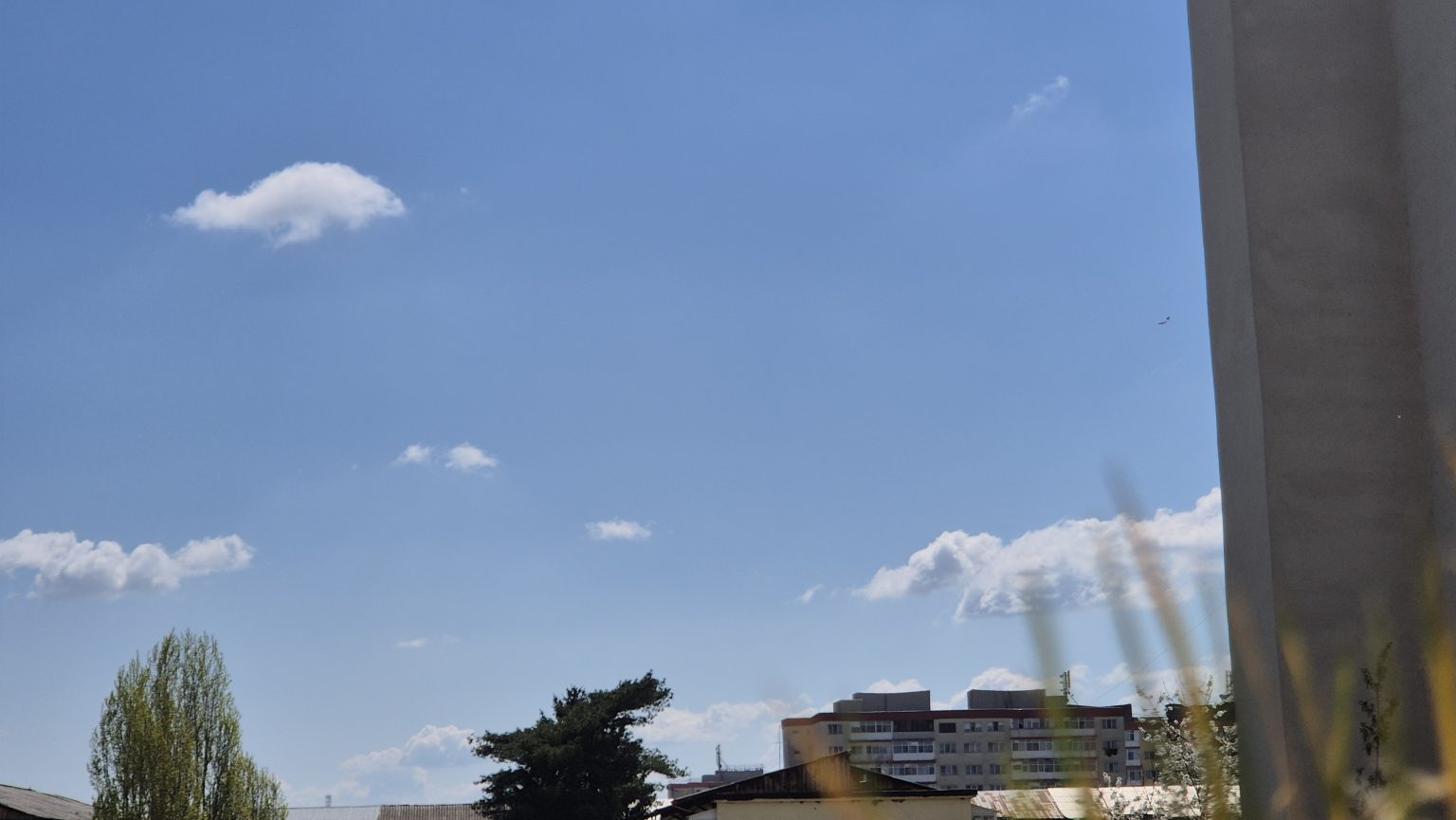 De la 20 de grade astăzi și mâine,  vremea se schimbă radical: Ploi, furtuni și temperaturi în scădere între 21 și 23 aprilie