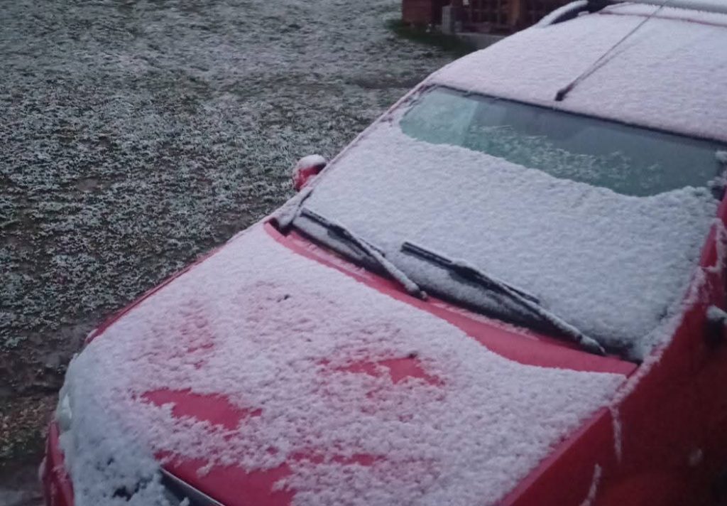 Mai în glumă, mai în serios, dimineața de vineri ne-a întâmpinat cu un aer de iarnă autentică, deși suntem în aprilie