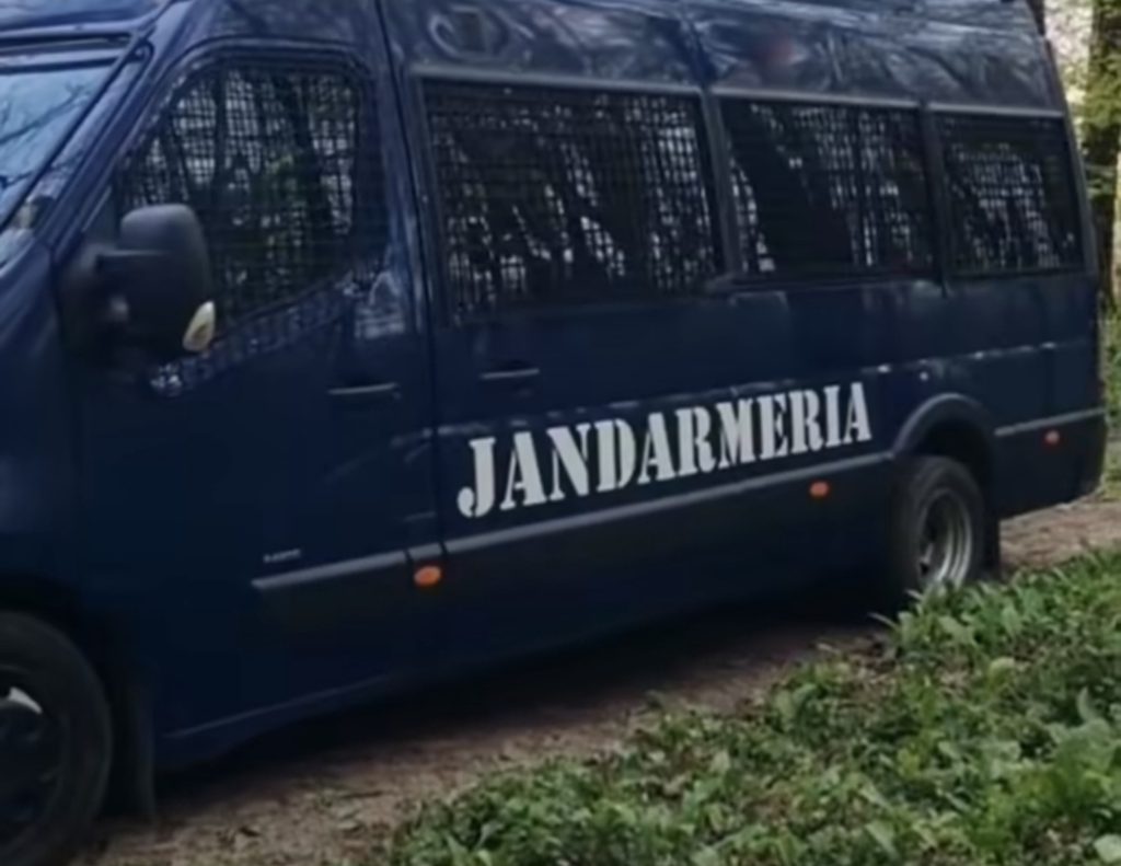 Mobilizare de gradul zero:  Jandarmii asigură ordinea la Mănăstirea Nucet, de „Izvorul Tămăduirii”