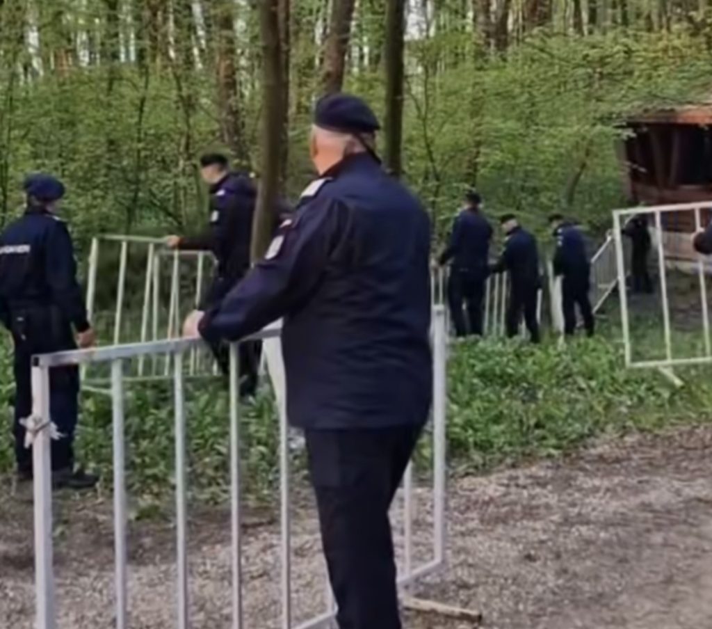 Mobilizare de gradul zero:  Jandarmii asigură ordinea la Mănăstirea Nucet, de „Izvorul Tămăduirii”