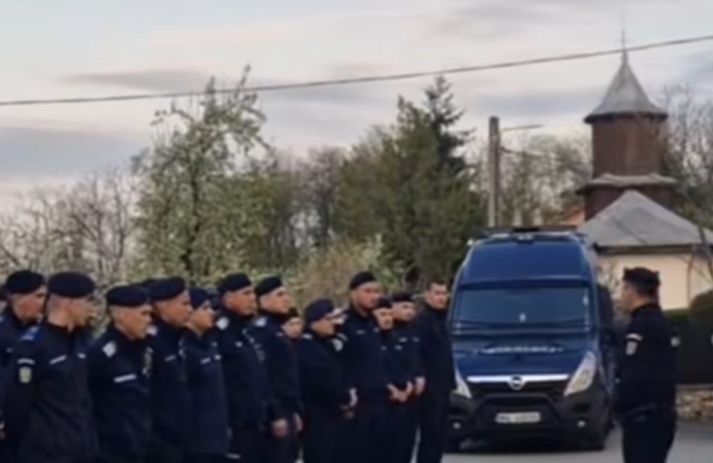 Mobilizare de gradul zero:  Jandarmii asigură ordinea la Mănăstirea Nucet, de „Izvorul Tămăduirii”