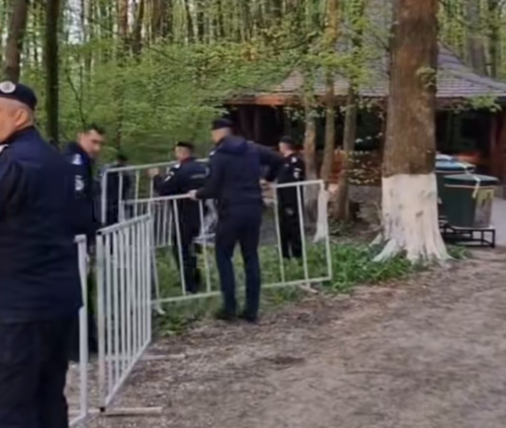 Mobilizare de gradul zero:  Jandarmii asigură ordinea la Mănăstirea Nucet, de „Izvorul Tămăduirii”