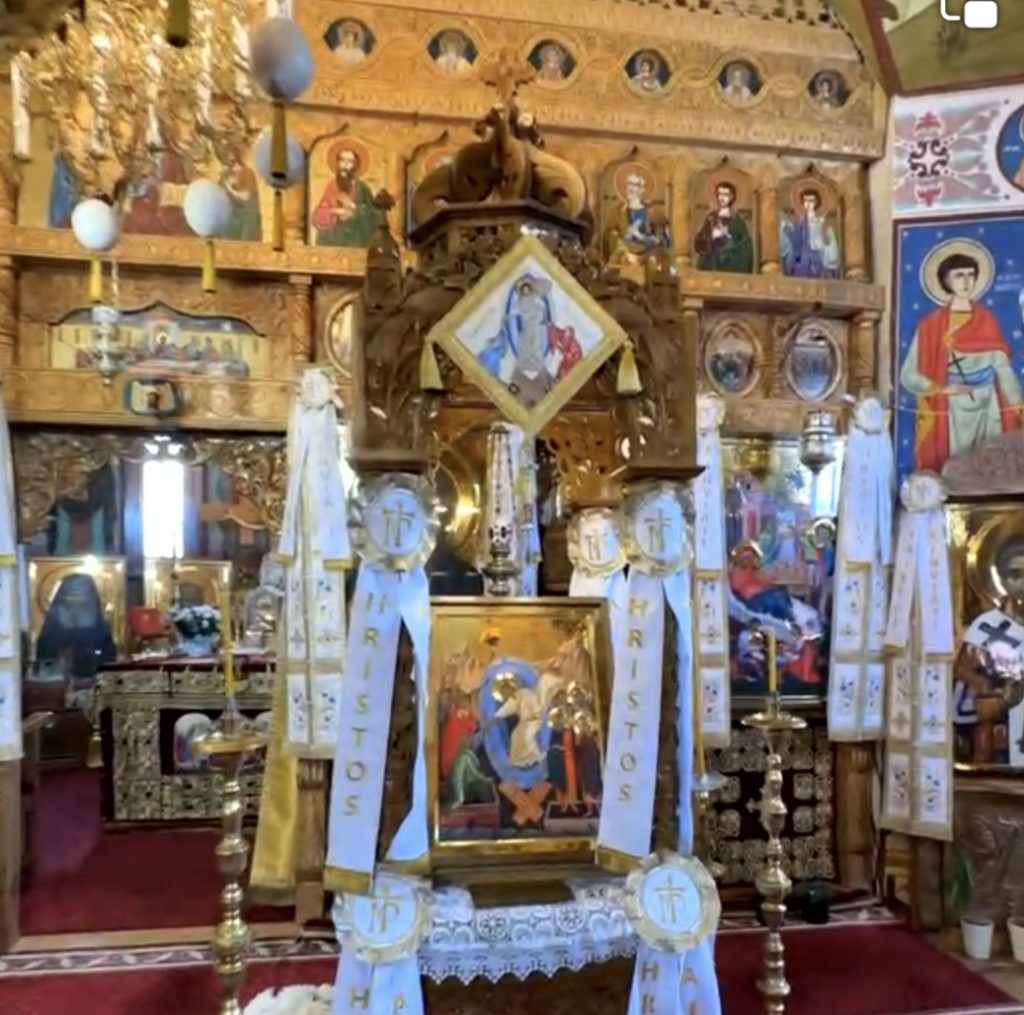 SĂPTĂMÂNA LUMINATĂ, ușile altarului rămân deschise, simbol al cerului deschis