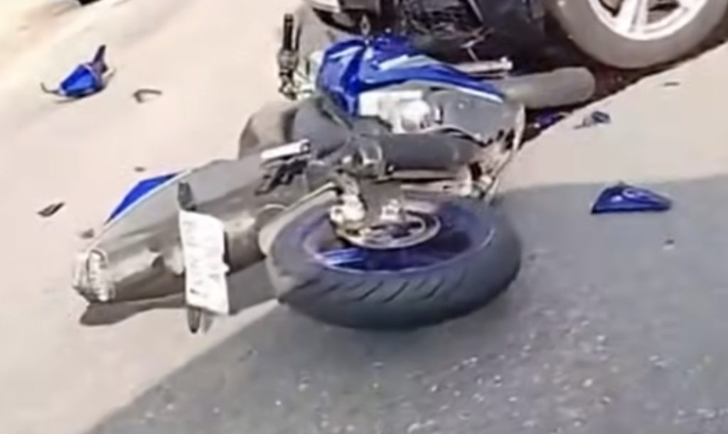 Accident rutier la Răzvad: Motociclistă de 16 ani rănită