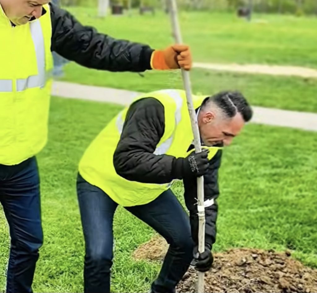 Târgoviște prinde viață: 300 de arbori plantați într-un nou parc modern, pe locul unei foste gropi de gunoi