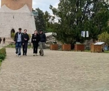 1 Iunie cu porțile deschise la istorie: acces gratuit pentru copii la muzeele din Târgoviște și Ansamblul Brâncovenesc de la Potlogi Atelier „Gheorghe Petrașcu” Muzeul „Casa Romanței” Ansamblul Brâncovenesc de la Potlogi Programul de vizitare va fi adaptat pentru această zi specială: între orele 09:00 – 18:30 pentru Curtea Domnească și Potlogi, iar pentru celelalte muzee între 09:00 – 17:00. Prin această inițiativă, 1 Iunie devine mai mult decât o zi a jocului și a cadourilor — devine o invitație la descoperire, la cultură și la întâlnirea copiilor cu patrimoniul istoric al județului Dâmbovița.