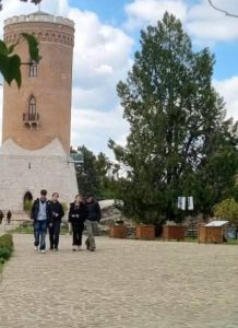 Atelier „Gheorghe Petrașcu” Muzeul „Casa Romanței” Ansamblul Brâncovenesc de la Potlogi Programul de vizitare va fi adaptat pentru această zi specială: între orele 09:00 – 18:30 pentru Curtea Domnească și Potlogi, iar pentru celelalte muzee între 09:00 – 17:00. Prin această inițiativă, 1 Iunie devine mai mult decât o zi a jocului și a cadourilor — devine o invitație la descoperire, la cultură și la întâlnirea copiilor cu patrimoniul istoric al județului Dâmbovița.