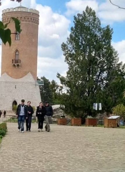Atelier „Gheorghe Petrașcu”
Muzeul „Casa Romanței”
Ansamblul Brâncovenesc de la Potlogi
Programul de vizitare va fi adaptat pentru această zi specială: între orele 09:00 – 18:30 pentru Curtea Domnească și Potlogi, iar pentru celelalte muzee între 09:00 – 17:00.
Prin această inițiativă, 1 Iunie devine mai mult decât o zi a jocului și a cadourilor — devine o invitație la descoperire, la cultură și la întâlnirea copiilor cu patrimoniul istoric al județului Dâmbovița.