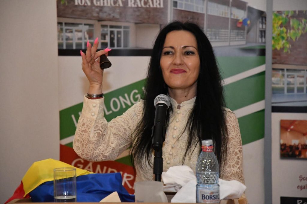 Absolvenții Liceului Teoretic „Ion Ghica” din Răcari, la festivitatea „Ultimului Clopoțel”
