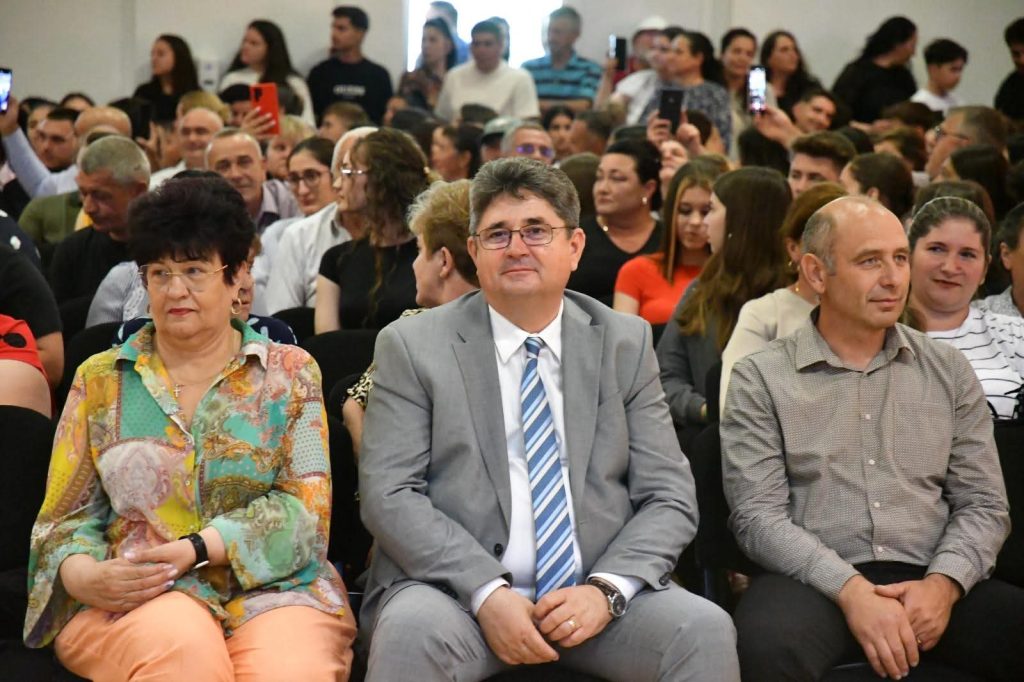 Absolvenții Liceului Teoretic „Ion Ghica” din Răcari, la festivitatea „Ultimului Clopoțel”