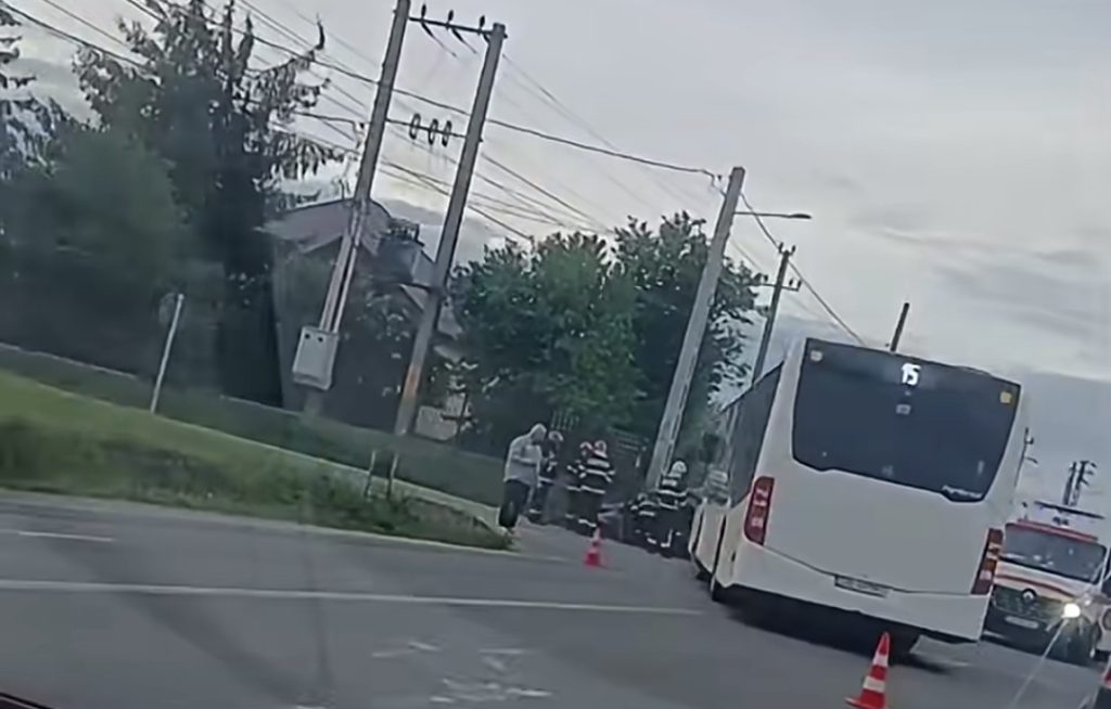 Accident între un autobuz și un autoturism la Aninoasa! Trei persoane au ajuns la spital Accident