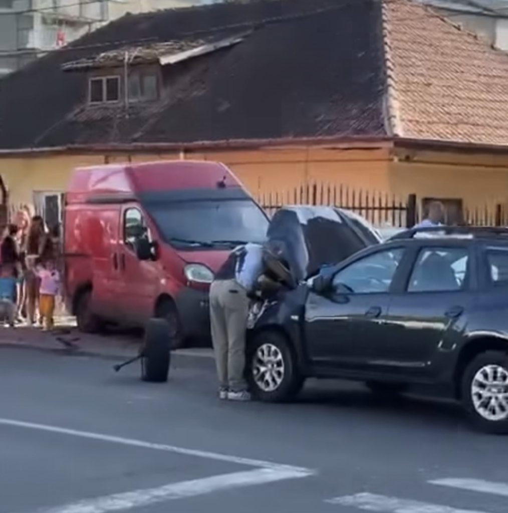 Accident grav pe DN 71: Cinci persoane, printre care doi copii, au ajuns la spital