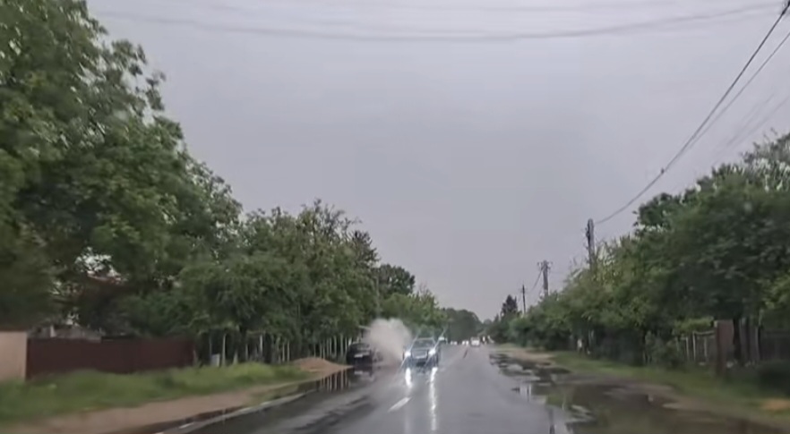 Atenție, șoferi! Drumuri acoperite de apă după ploile torențiale, un real pericol