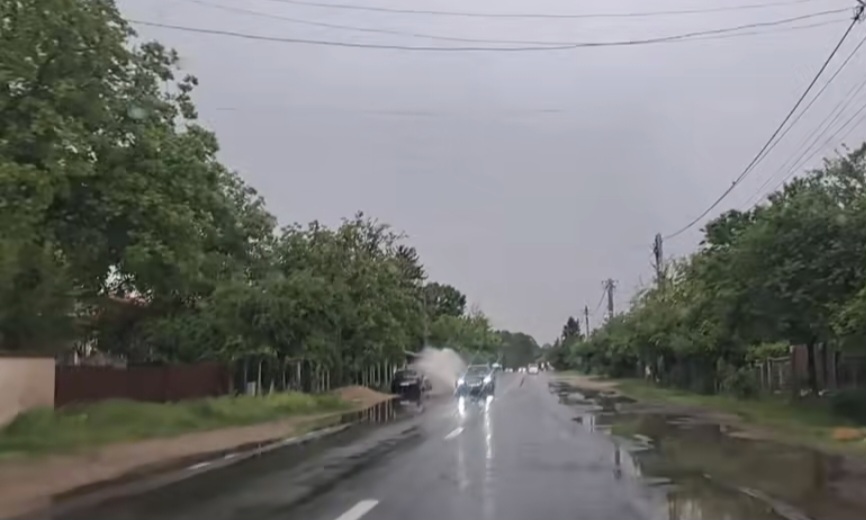 Atenție, șoferi! Drumuri acoperite de apă după ploile torențiale, un real pericol Atenție, șoferi! Drumuri acoperite de apă după ploile torențiale, un real pericol