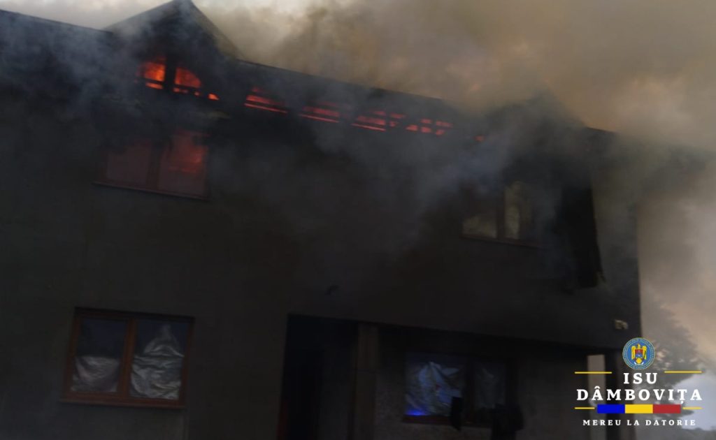  Flăcări uriașe în Cornățelu! Acoperișul unei case, cuprins de incendiu