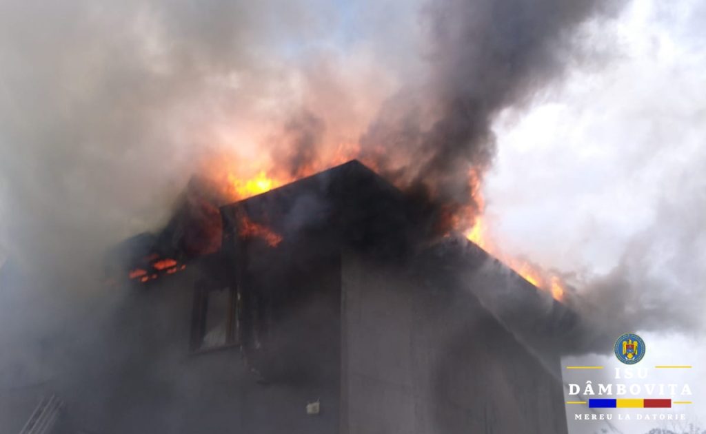  Flăcări uriașe în Cornățelu! Acoperișul unei case, cuprins de incendiu
