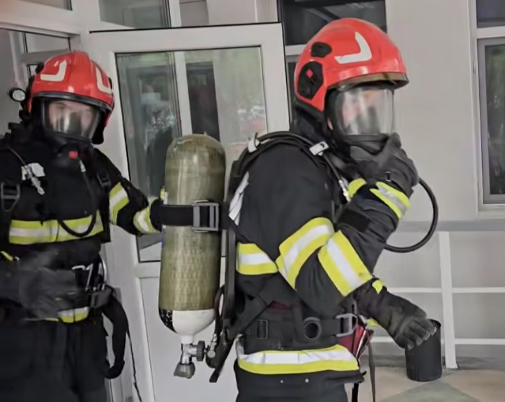 Incendiu într-un apartament din Târgoviște! Intervenție rapidă a pompierilor Incendiu într-un apartament din Târgoviște! Intervenție rapidă a pompierilor