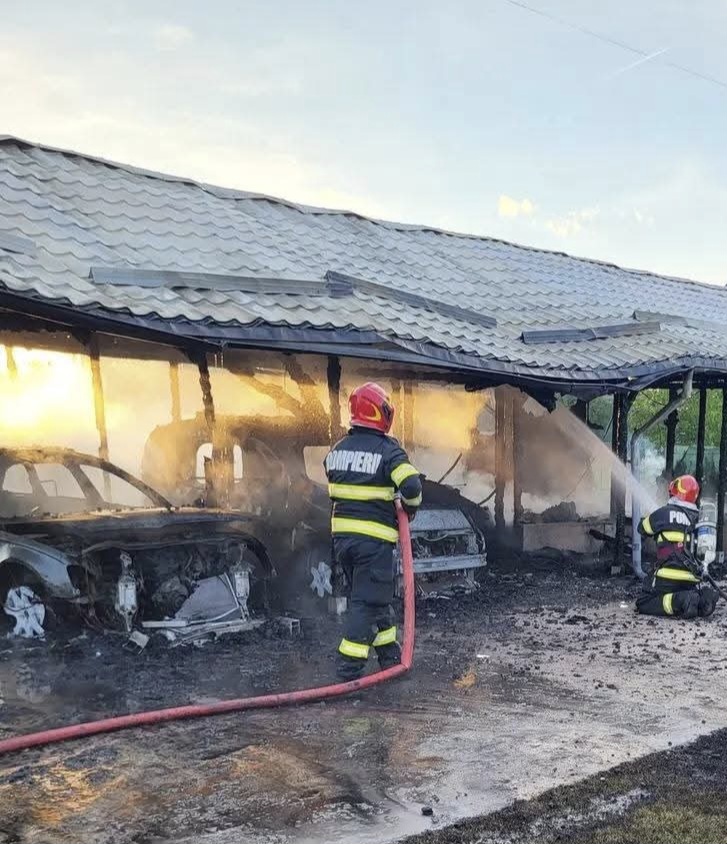 Incendiu puternic la Comișani. Două autoturisme și mai multe construcții, cuprinse de flăcări Incendiu puternic la Comișani